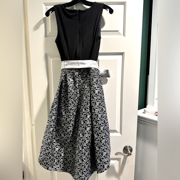 PARTY COCKTAIL FIT & FLAIRE DRESS - Size 6 Black and Silver - Worn Once - Picture 2 of 4